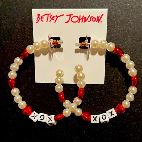 New Betsey Johnson Heart Imitation Pearl Hoop Earrings - Picture 3 of 7